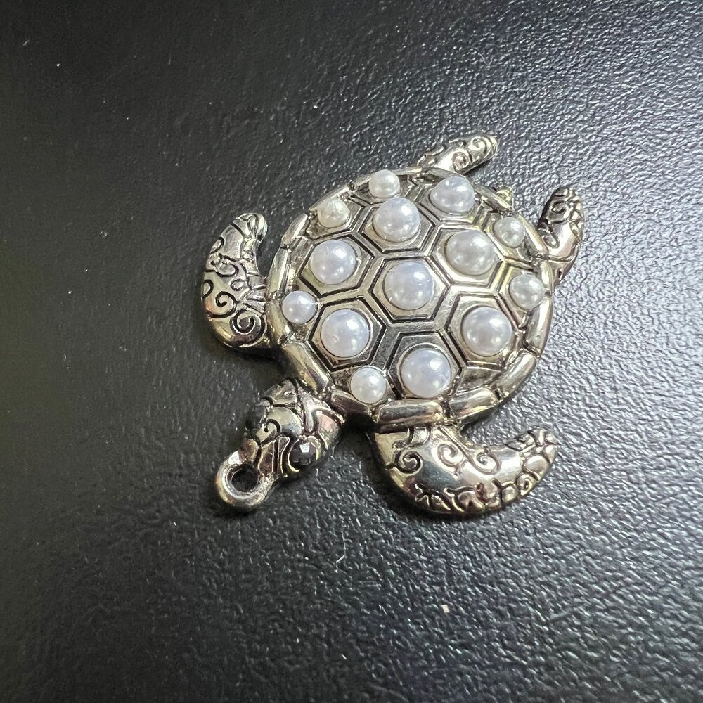 Vintage Turtle‎ Pendant Faux Pearl Accent Silver Tone Necklace